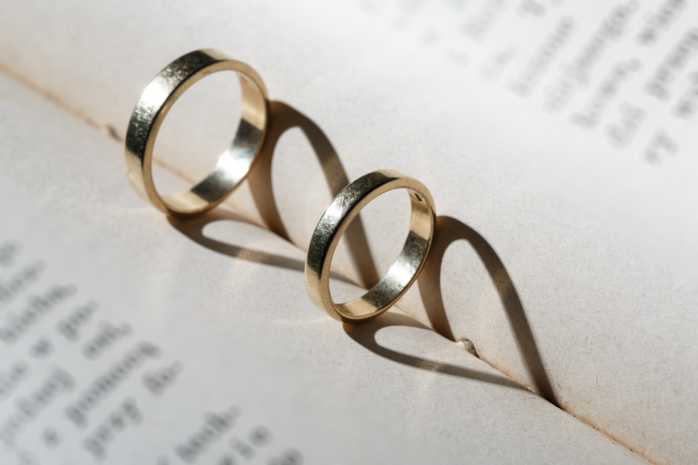 Unique wedding ideas - gold rings